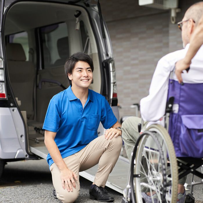 A caregiver who picks up and picks up the elderly in a long-term care taxi